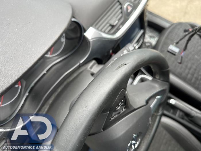 Stuurwiel van een Opel Corsa E 1.0 SIDI Turbo 12V 2016