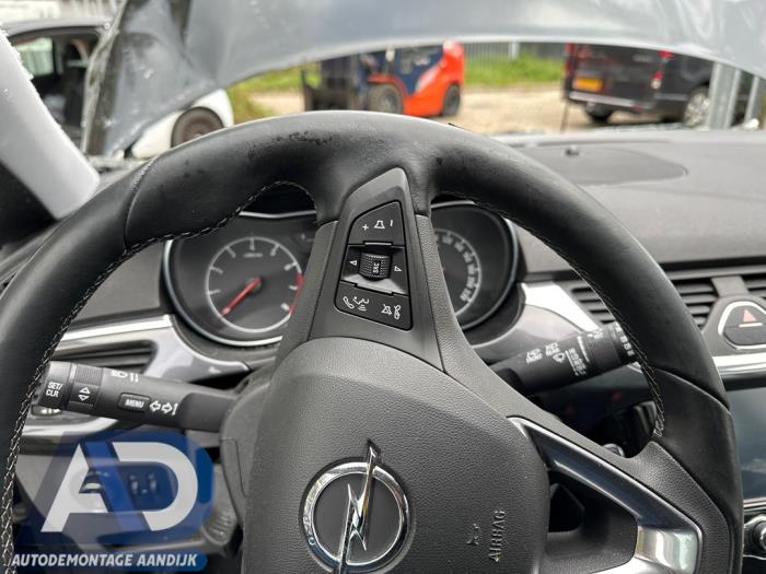 Stuurwiel van een Opel Corsa E 1.0 SIDI Turbo 12V 2016