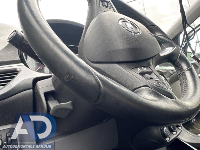 Stuurwiel van een Opel Corsa E 1.0 SIDI Turbo 12V 2016
