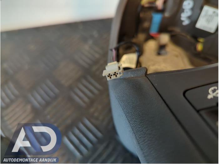 Stuurwiel van een Opel Corsa E 1.0 SIDI Turbo 12V 2016