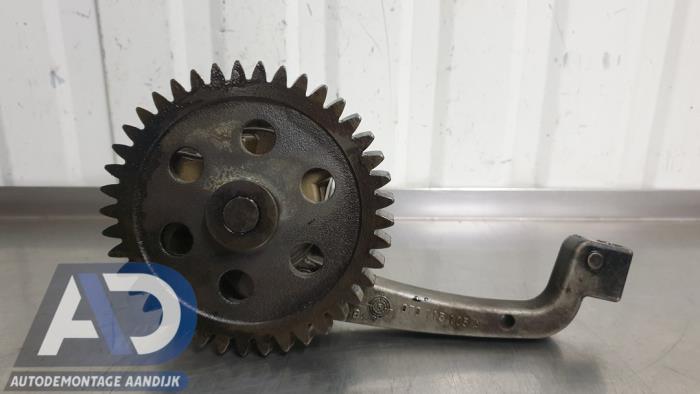 Oliepomp van een Volkswagen Transporter/Caravelle T5 2.5 TDi PF 2009