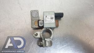 Używane Biegun akumulator Opel Adam 1.2 16V Cena € 19,99 Procedura marży oferowane przez Autodemontage Aandijk