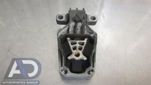 Gebruikte Versnellingsbak Steun Mercedes A (W176) 1.6 A-180 16V Prijs € 19,99 Margeregeling aangeboden door Autodemontage Aandijk