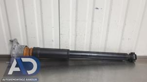 Gebruikte Schokdemper links-achter Mercedes A (W176) 1.6 A-180 16V Prijs € 29,99 Margeregeling aangeboden door Autodemontage Aandijk