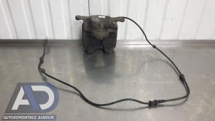 Gebruikte Remklauw (Tang) rechts-voor Mercedes A (W176) 1.6 A-180 16V Prijs € 39,99 Margeregeling aangeboden door Autodemontage Aandijk