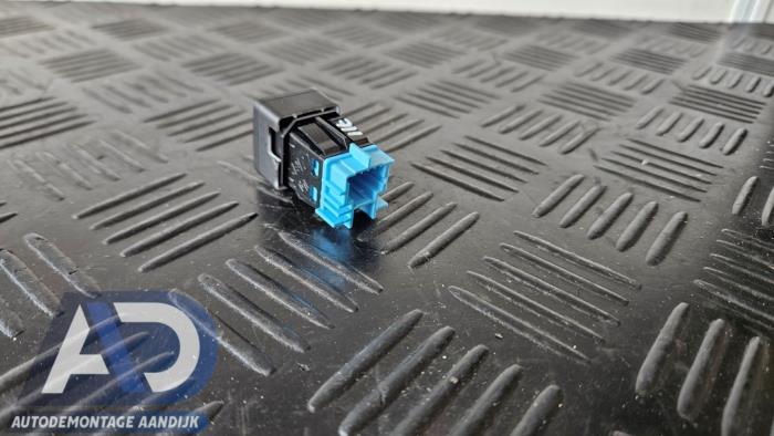 Start/Stop schakelaar van een Renault Twingo III (AH) 1.0 SCe 65 12V 2024