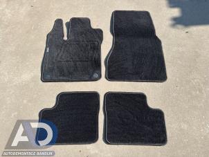 Gebruikte Matten Set Renault Twingo III (AH) 1.0 SCe 65 12V Prijs € 39,99 Margeregeling aangeboden door Autodemontage Aandijk