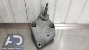 Begagnade Fäste, växellåda Renault Laguna II (BG) 2.0 16V Pris € 34,99 Marginaltabell erbjuds av Autodemontage Aandijk