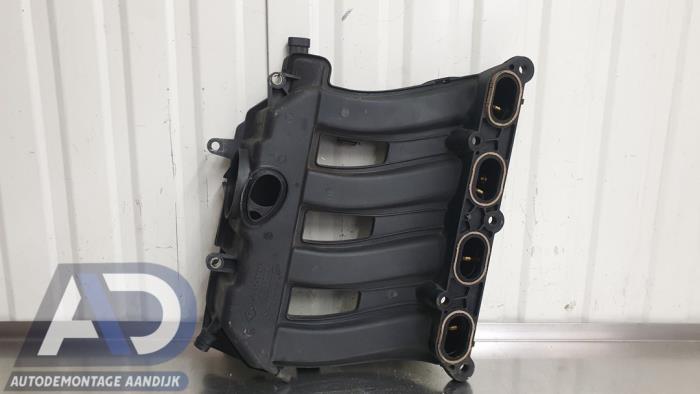 Insugsrör från en Renault Laguna II (BG) 2.0 16V 2005