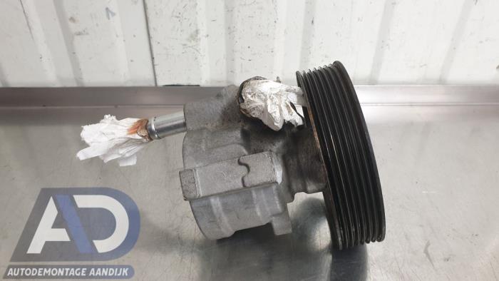Servostyrningspump från en Renault Laguna II (BG) 2.0 16V 2005
