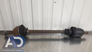 Begagnade Drivaxel, vänster fram Renault Laguna II (BG) 2.0 16V Pris € 34,99 Marginaltabell erbjuds av Autodemontage Aandijk