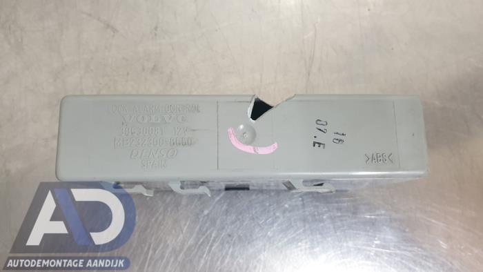 Centrallåsmodul från en Volvo V40 (VW) 1.8 16V Bi-Fuel 2004