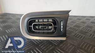 Używane Kratka wentylacyjna deski rozdzielczej Citroen C3 (SX/SW) 1.2 Vti 12V PureTech Cena € 19,99 Procedura marży oferowane przez Autodemontage Aandijk