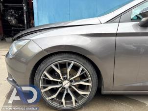 Gebruikte Scherm links-voor Seat Leon ST (5FF) 1.6 TDI Ecomotive 16V Prijs € 199,99 Margeregeling aangeboden door Autodemontage Aandijk