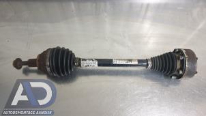 Begagnade Drivaxel, vänster fram Volkswagen Golf VI (5K1) 1.2 TSI BlueMotion Pris € 34,99 Marginaltabell erbjuds av Autodemontage Aandijk