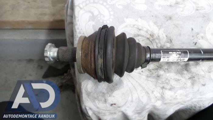 Aandrijfas links-voor van een Seat Ibiza ST (6J8) 1.2 TDI Ecomotive 2010