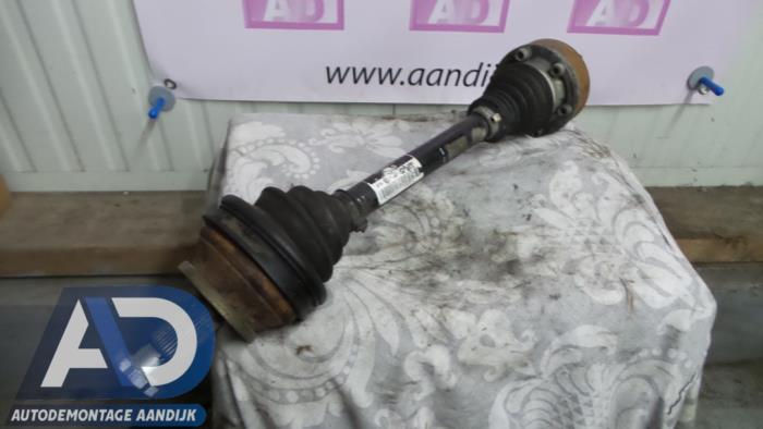 Aandrijfas links-voor van een Seat Ibiza ST (6J8) 1.2 TDI Ecomotive 2010