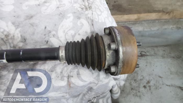 Aandrijfas links-voor van een Seat Ibiza ST (6J8) 1.2 TDI Ecomotive 2010