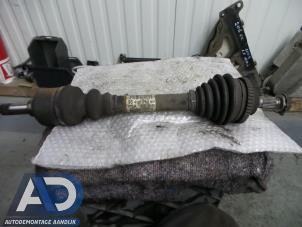 Begagnade Drivaxel, vänster fram Peugeot 206 (2A/C/H/J/S) 2.0 GTI 16V Pris € 29,99 Marginaltabell erbjuds av Autodemontage Aandijk