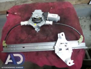 Begagnade Fönstermekanism för bakre dörr, 4-dörrars, vänster Nissan Almera Tino (V10M) 1.8 16V Pris € 40,00 Marginaltabell erbjuds av Autodemontage Aandijk