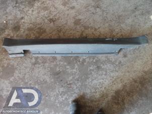 Gebruikte Dorpel links Mini Mini Cooper S (R53) 1.6 16V Prijs € 49,99 Margeregeling aangeboden door Autodemontage Aandijk