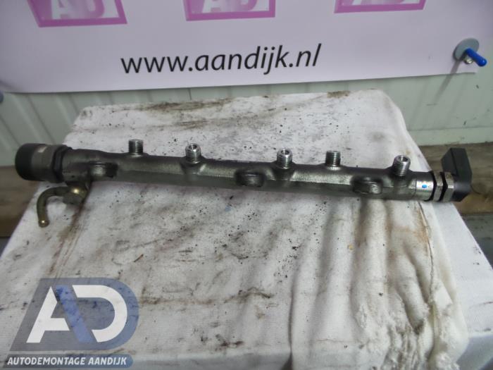 Bränsleinsprutningsmunstycke från en BMW 3 serie (E90) 320d 16V 2006