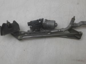 Używane Silnik wycieraczek przednich Suzuki Celerio (LF) 1.0 12V Cena € 79,00 Procedura marży oferowane przez Autobedrijf G.H. Wessel B.V.