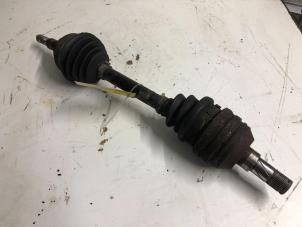 Begagnade Drivaxel, vänster fram Opel Zafira Mk.I (F75) 2.2 16V Pris € 65,00 Marginaltabell erbjuds av Autobedrijf G.H. Wessel B.V.