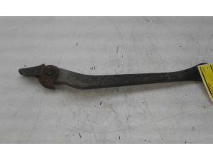 Begagnade Bakre gaffelben, höger Mercedes SL (R230) 5.0 SL-500 V8 24V Pris € 45,00 Marginaltabell erbjuds av Autobedrijf G.H. Wessel B.V.