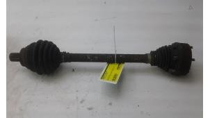 Używane Os napedowa lewy przód Volkswagen Golf V (1K1) 1.6 FSI 16V Cena € 49,00 Procedura marży oferowane przez Wessel Parts & Service B.V.