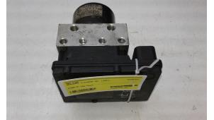 Begagnade ABS-pump Mercedes C Combi (S203) 2.7 C-270 CDI 20V Pris € 49,00 Marginaltabell erbjuds av Autobedrijf G.H. Wessel B.V.