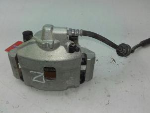 Gebruikte Remklauw (Tang) links-voor Opel Corsa E 1.4 16V Prijs € 49,00 Margeregeling aangeboden door Wessel Parts & Service B.V.