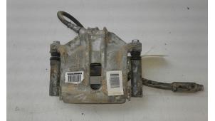 Gebruikte Remklauw (Tang) rechts-voor Citroen C3 (SX/SW) 1.2 Vti 12V PureTech Prijs € 79,00 Margeregeling aangeboden door Autobedrijf G.H. Wessel B.V.