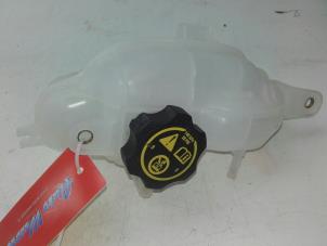 Gebruikte Expansievat Opel Corsa E 1.4 16V Prijs € 35,00 Margeregeling aangeboden door Autobedrijf G.H. Wessel B.V.