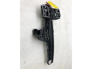 Begagnade Fönstermekanism för bakre dörr, 4-dörrars, vänster Opel Corsa Pris € 59,00 Marginaltabell erbjuds av Autobedrijf G.H. Wessel B.V.