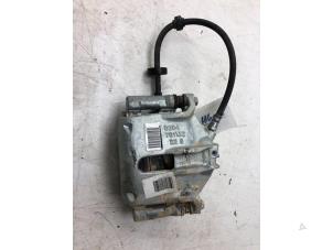 Gebruikte Remklauw (Tang) rechts-voor Citroen C3 (SX/SW) 1.2 Vti 12V PureTech Prijs € 79,00 Margeregeling aangeboden door Autobedrijf G.H. Wessel B.V.