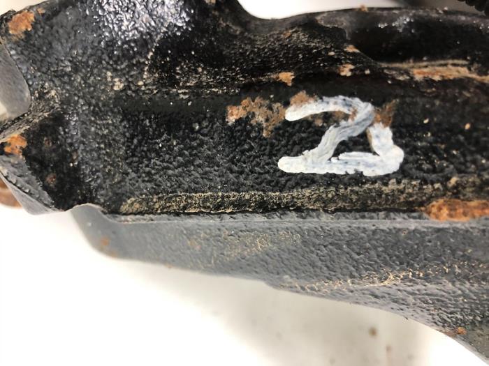 Spindel, vänster fram från en Peugeot 2008 (CU) 1.2 12V e-THP PureTech 110 2019