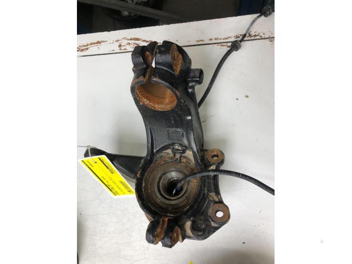 Spindel, vänster fram från en Peugeot 2008 (CU) 1.2 12V e-THP PureTech 110 2019