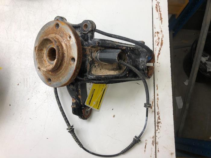 Spindel, vänster fram från en Peugeot 2008 (CU) 1.2 12V e-THP PureTech 110 2019