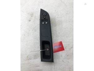 Begagnade Brytare, eldrivna fönster Opel Corsa F (UB/UH/UP) 1.2 12V 75 Pris € 79,00 Marginaltabell erbjuds av Autobedrijf G.H. Wessel B.V.