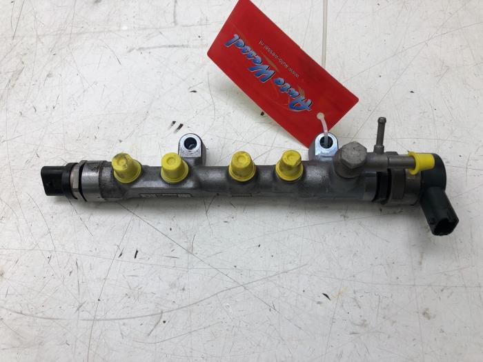 Bränsleinsprutningsmunstycke från en Opel Insignia Sports Tourer 1.5 CDTI 12V 2020