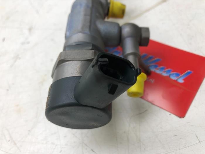 Bränsleinsprutningsmunstycke från en Opel Insignia Sports Tourer 1.5 CDTI 12V 2020