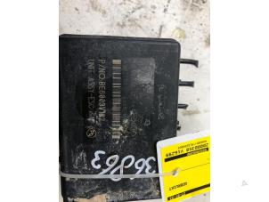 Używane Pompa ABS Kia Rio IV (YB) 1.0i T-GDi 100 12V Cena € 79,00 Procedura marży oferowane przez Autobedrijf G.H. Wessel B.V.