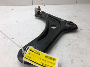 Gebruikte Draagarm links-voor Peugeot 208 I (CA/CC/CK/CL) 1.2 12V e-THP PureTech 110 Prijs € 59,00 Margeregeling aangeboden door Wessel Parts & Service B.V.