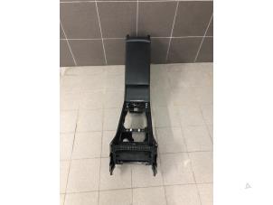 Gebruikte Middenconsoles Skoda Superb (3V3) 2.0 TDI Prijs € 125,00 Margeregeling aangeboden door Autobedrijf G.H. Wessel B.V.