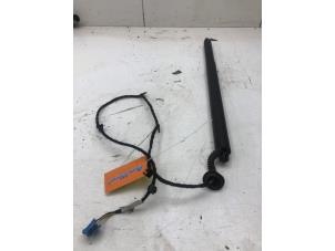 Begagnade Gasfjäder, höger bak Mercedes GLB (247.6) 2.0 GLB-200d Pris € 99,00 Marginaltabell erbjuds av Autobedrijf G.H. Wessel B.V.