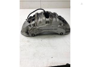 Begagnade Främre bromsok, höger Porsche Cayenne II (92A) 4.2 S Diesel V8 32V Pris € 299,00 Marginaltabell erbjuds av Autobedrijf G.H. Wessel B.V.