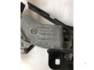 Używane Wspornik (rózne) Mercedes E AMG (R238) 3.0 E-53 AMG EQ Boost 24V 4-Matic+ Cena € 49,00 Procedura marży oferowane przez Autobedrijf G.H. Wessel B.V.