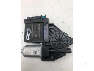 Używane Silnik szyby drzwiowej Lynk &amp; Co 01 1.5 PHEV Cena € 69,00 Procedura marży oferowane przez Autobedrijf G.H. Wessel B.V.