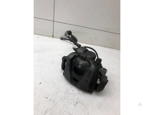 Begagnade Främre bromsok, vänster Audi A4 Avant (B8) 1.8 TFSI 16V Pris € 59,00 Marginaltabell erbjuds av Autobedrijf G.H. Wessel B.V.